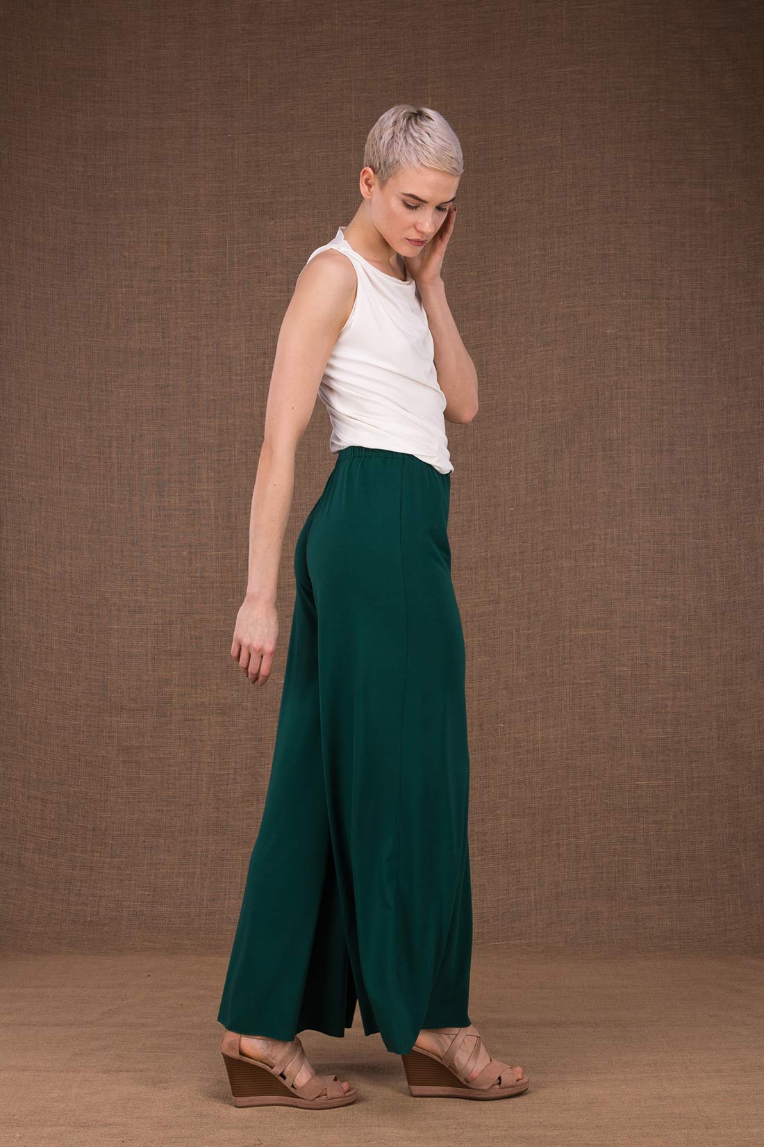 Emerald green large viscose jersey trousers for women ANANAS – Image 3