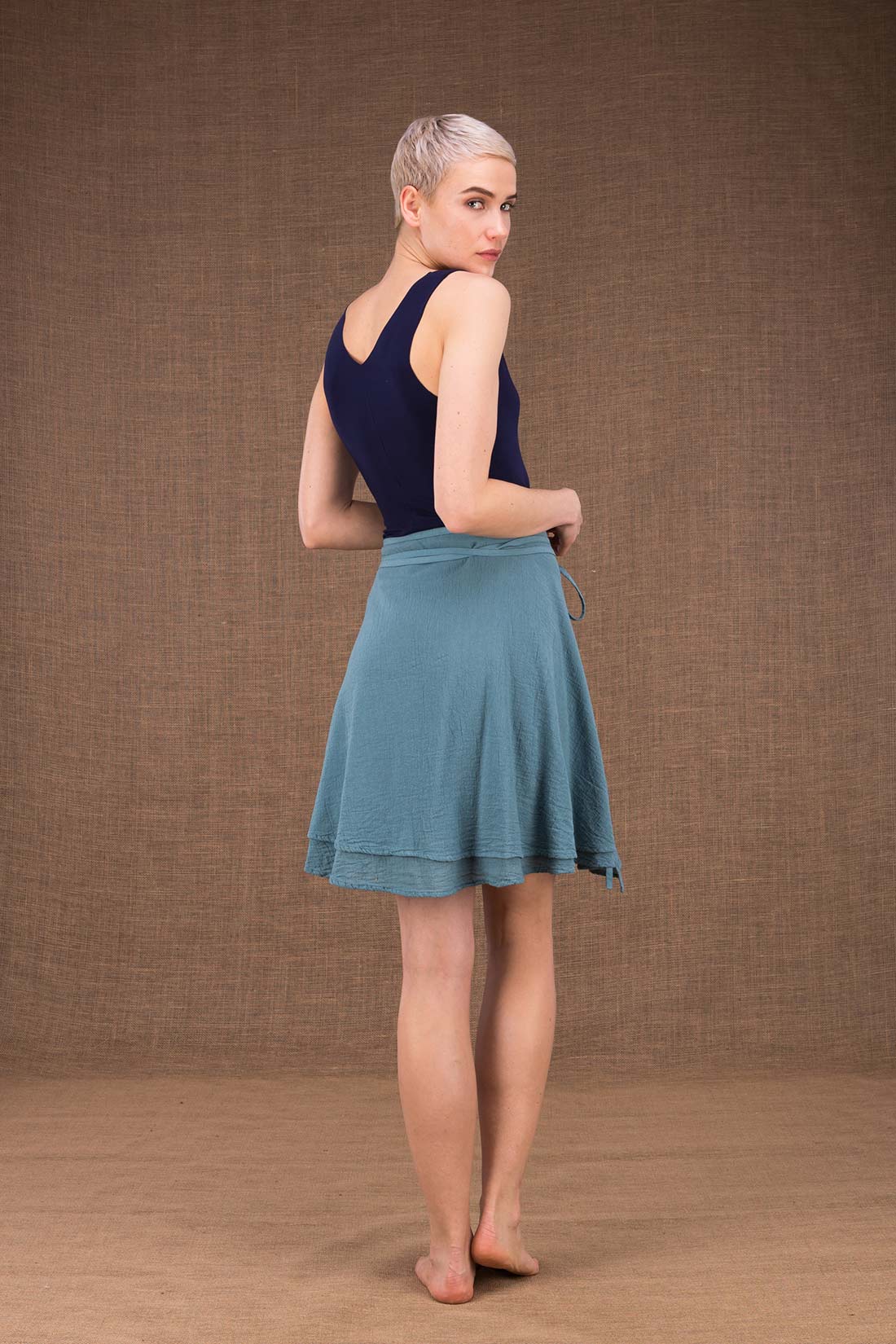 Jupe portefeuille bleue courte en coton bio ARIA – Image 4
