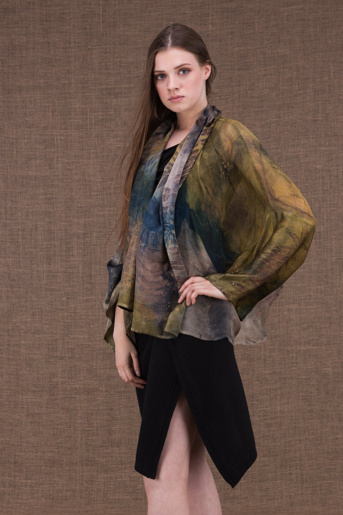 Veste kimono kaki bleu pour femme en mousseline de soie imprimée FIDJI – Image 3