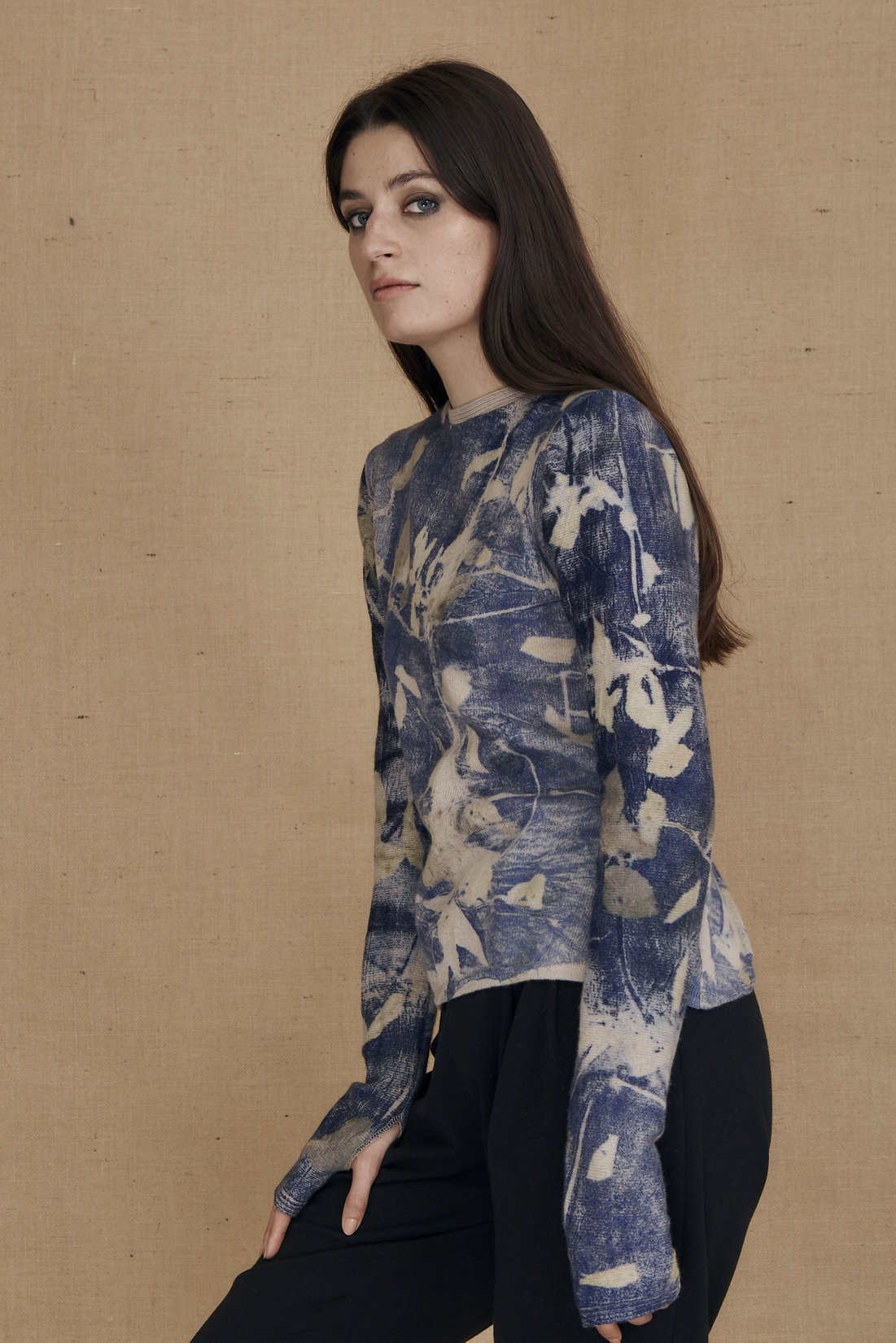 Pull bleu pour femme en laine imprimé CARA – Image 3