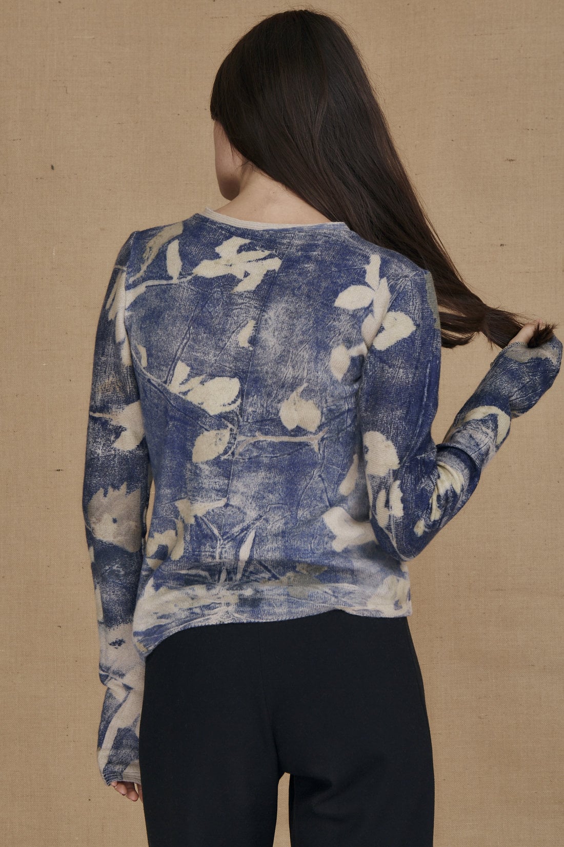 Pull bleu pour femme en laine imprimé CARA – Image 4