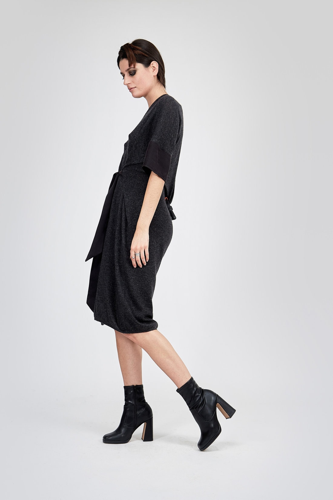 Robe gris anthracite cache-cœur en cachemire DEBORAH – Image 3