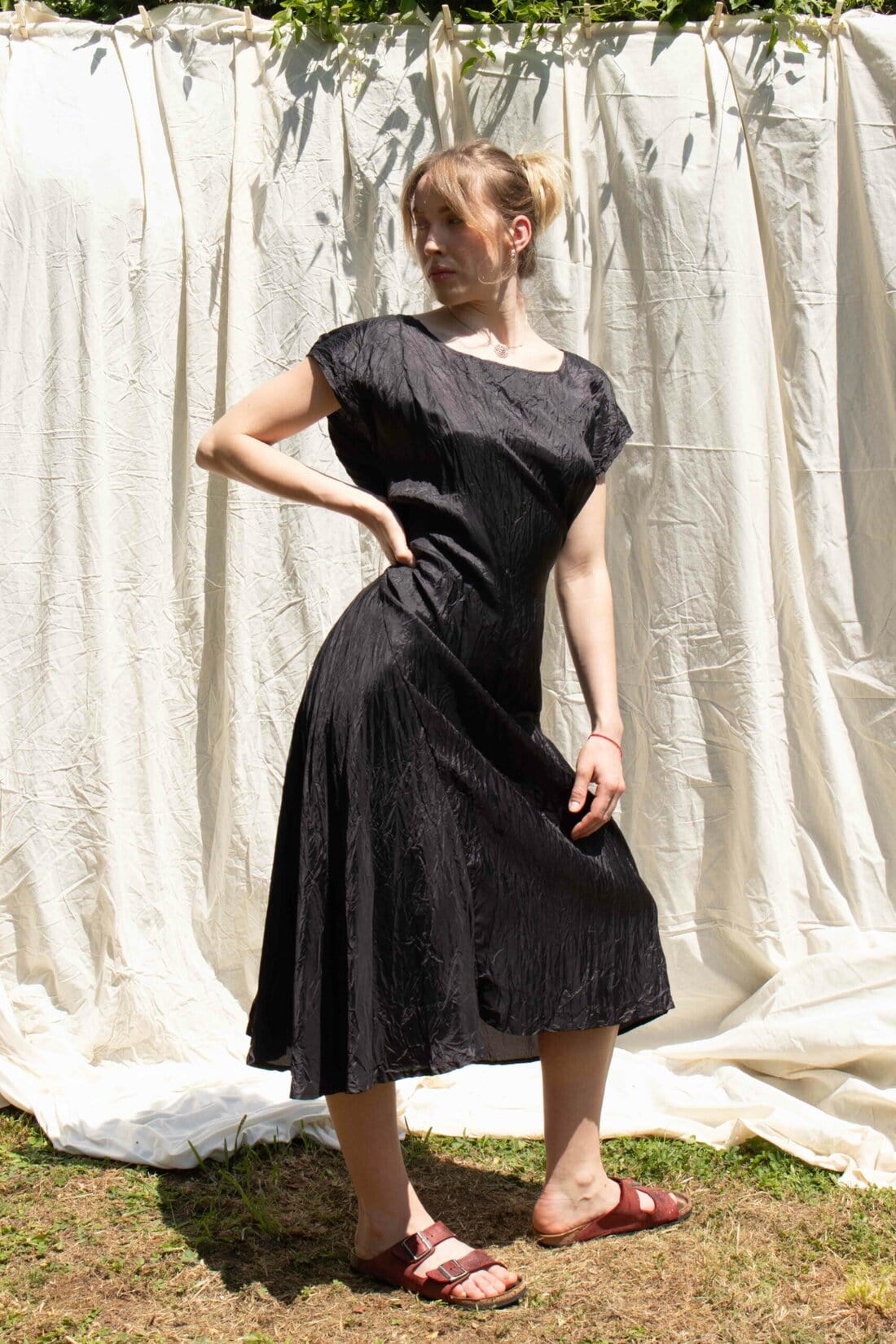 Robe noire modulable en viscose KORA – Image 2