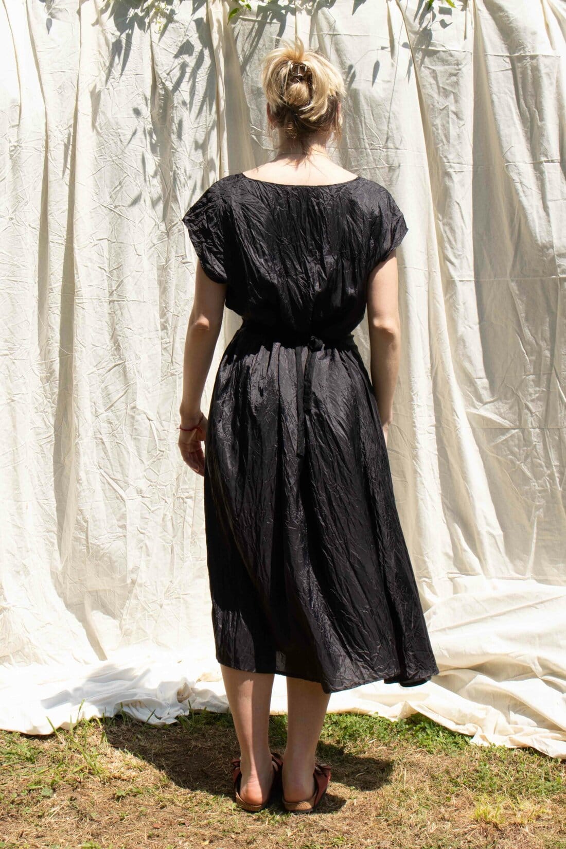Robe noire modulable en viscose KORA – Image 3