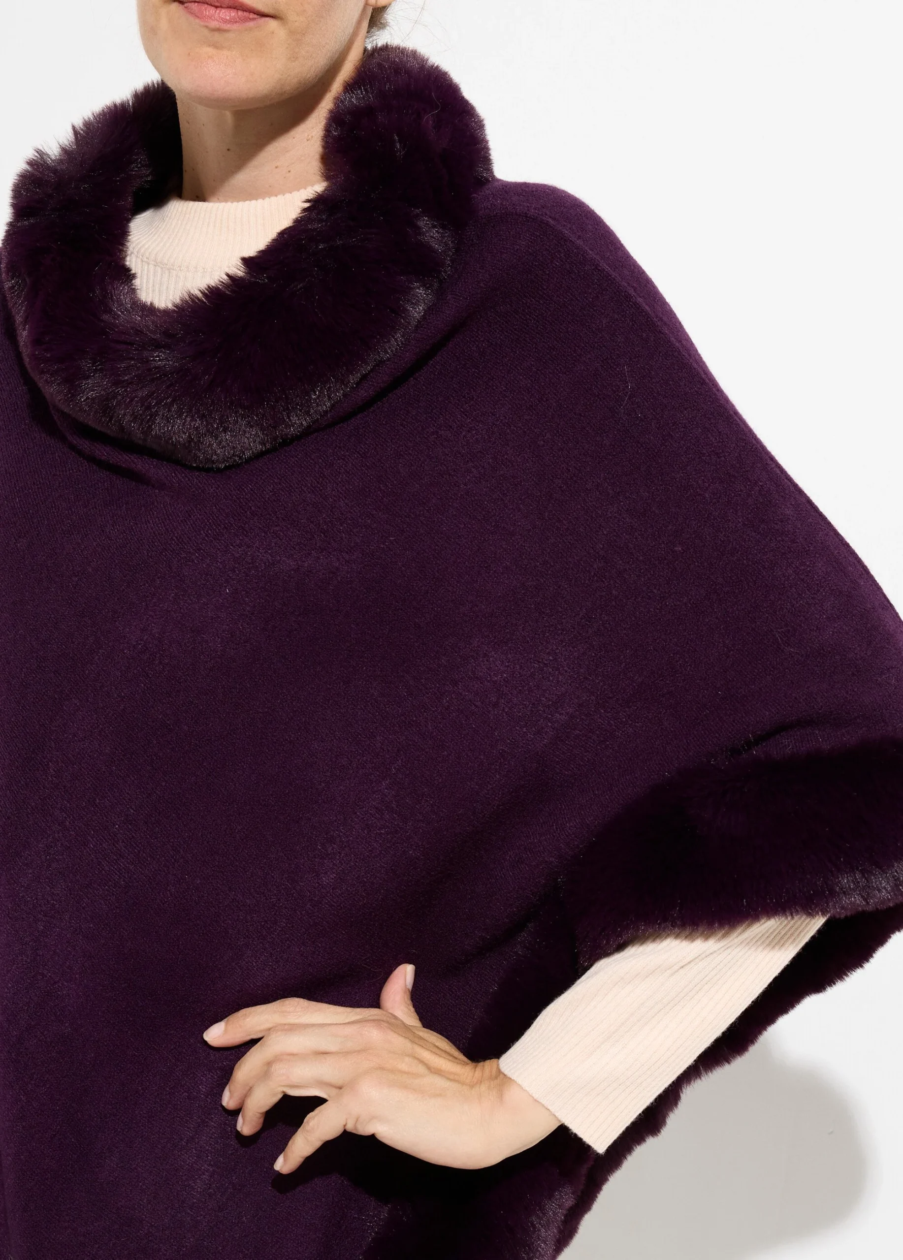 Pull cape, bord fourrure ton sur ton – Image 3