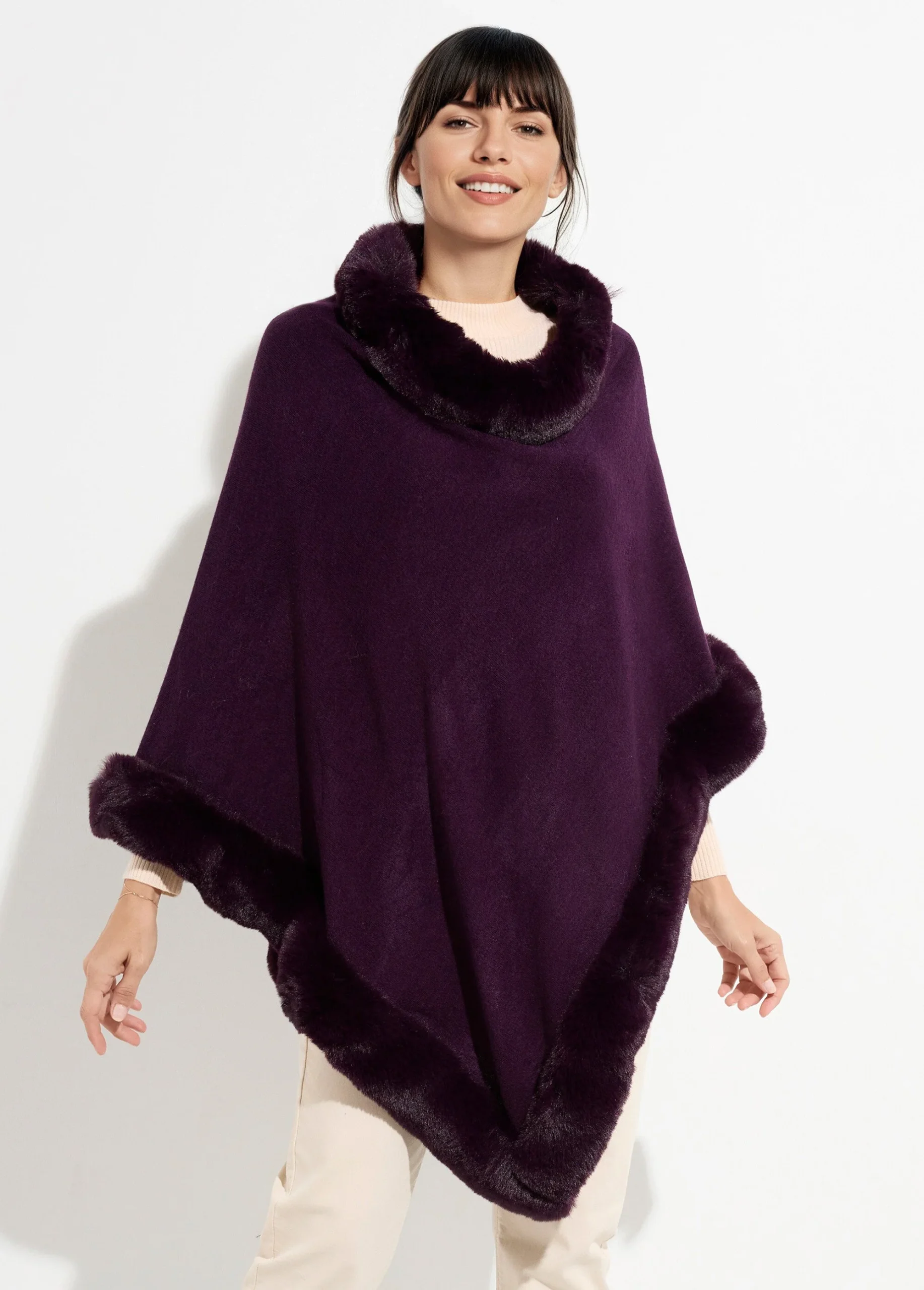 Pull cape, bord fourrure ton sur ton
