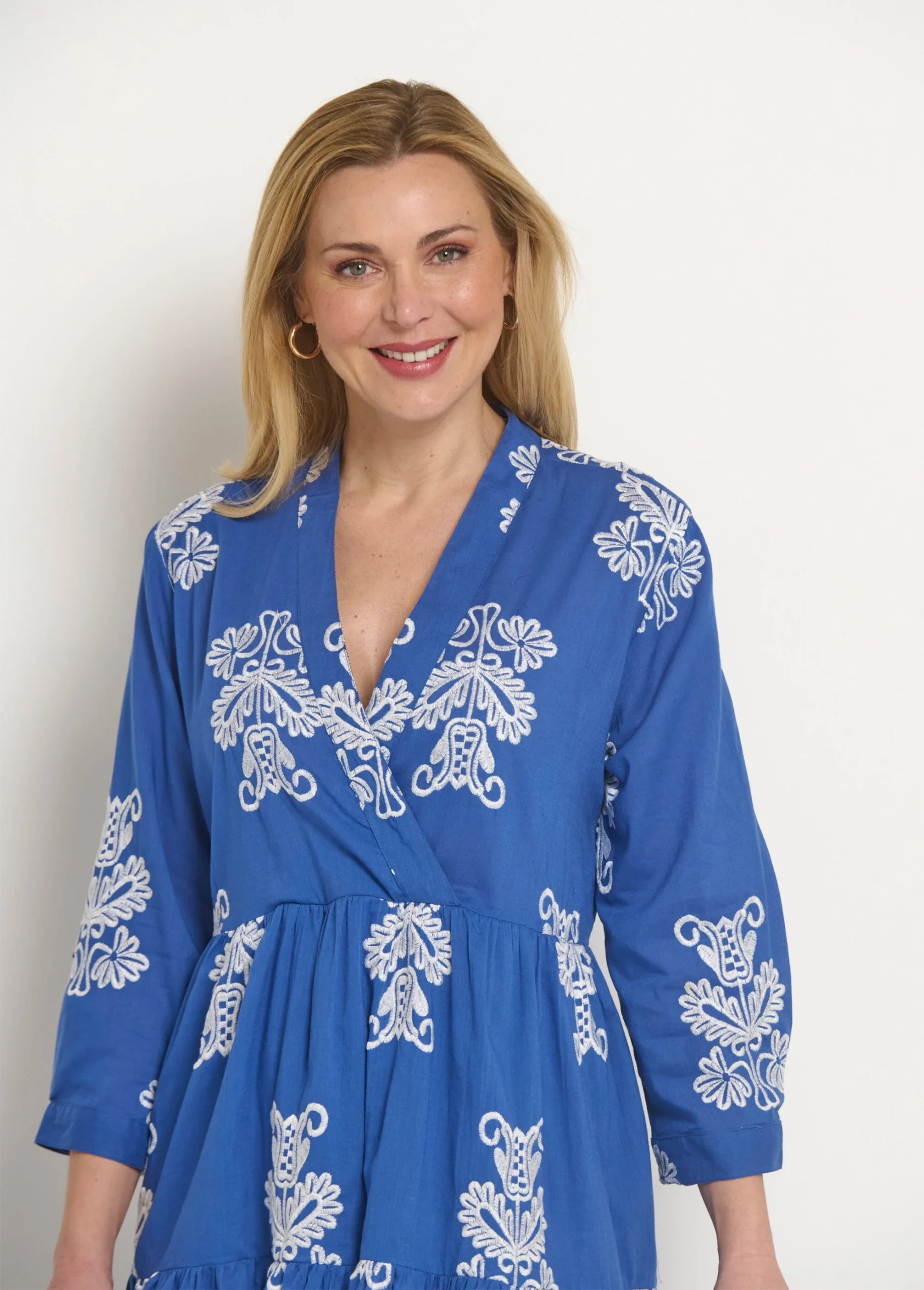 Robe volantée courte avec broderies – Image 3