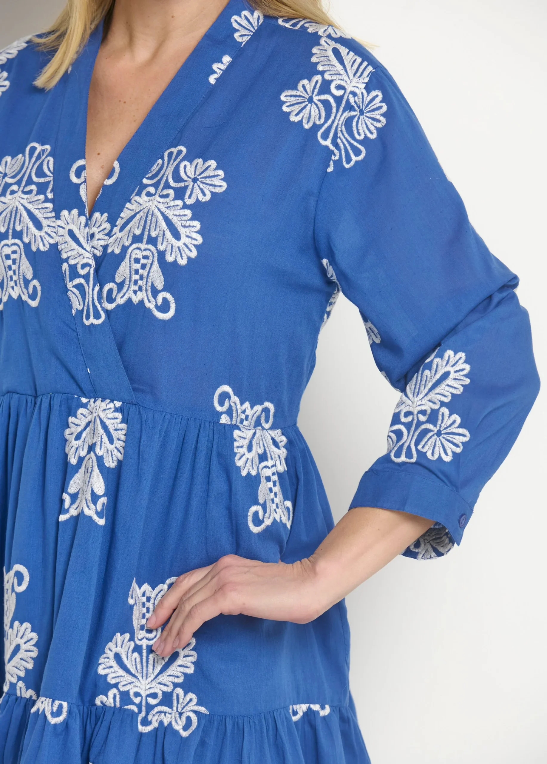 Robe volantée courte avec broderies – Image 4