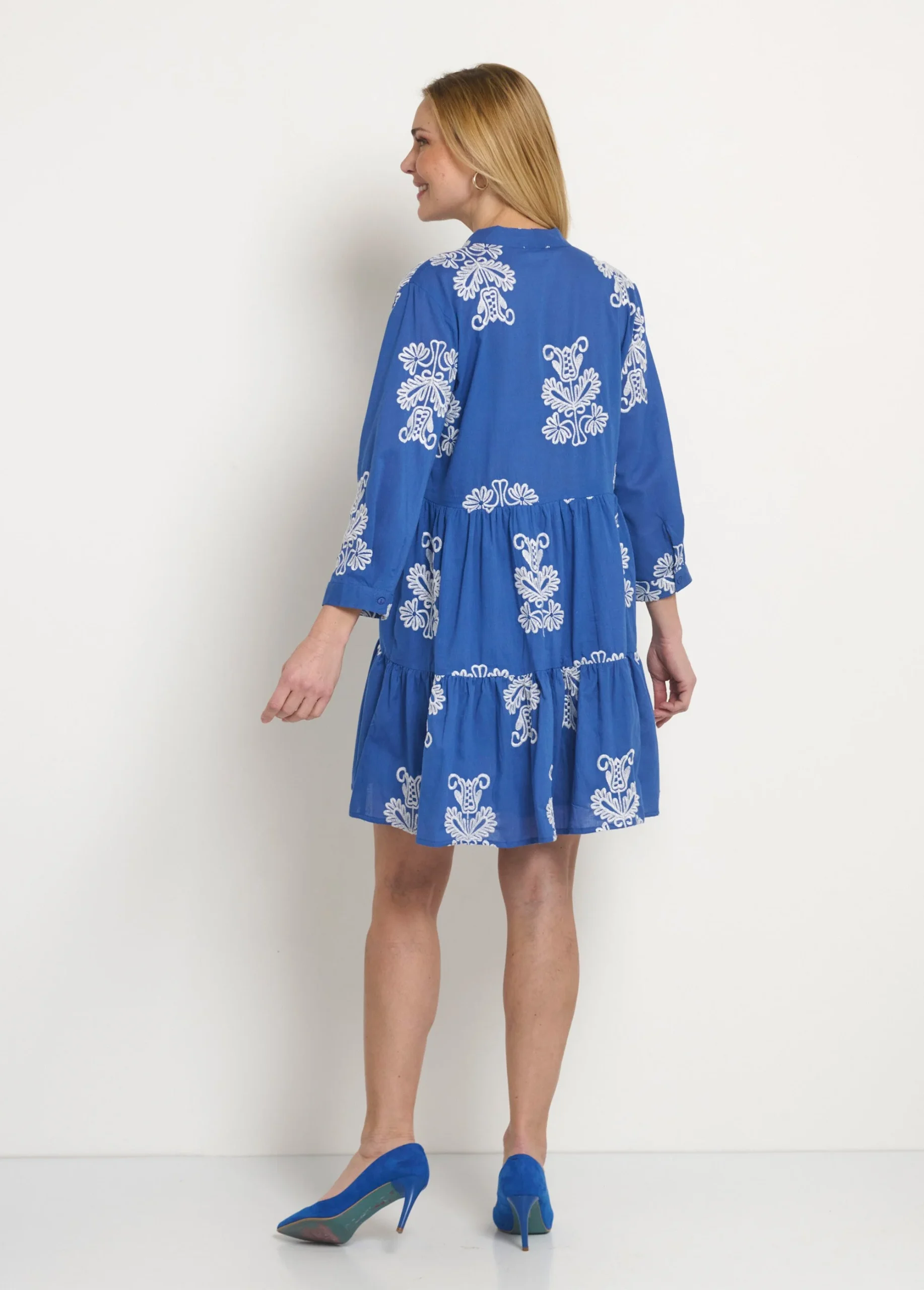 Robe volantée courte avec broderies – Image 2