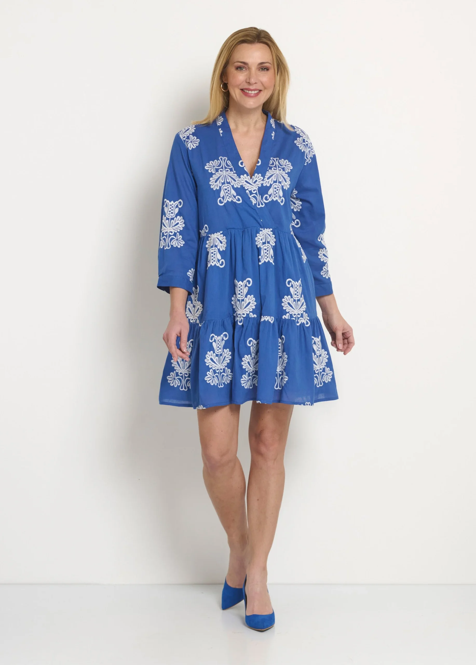 Robe volantée courte avec broderies
